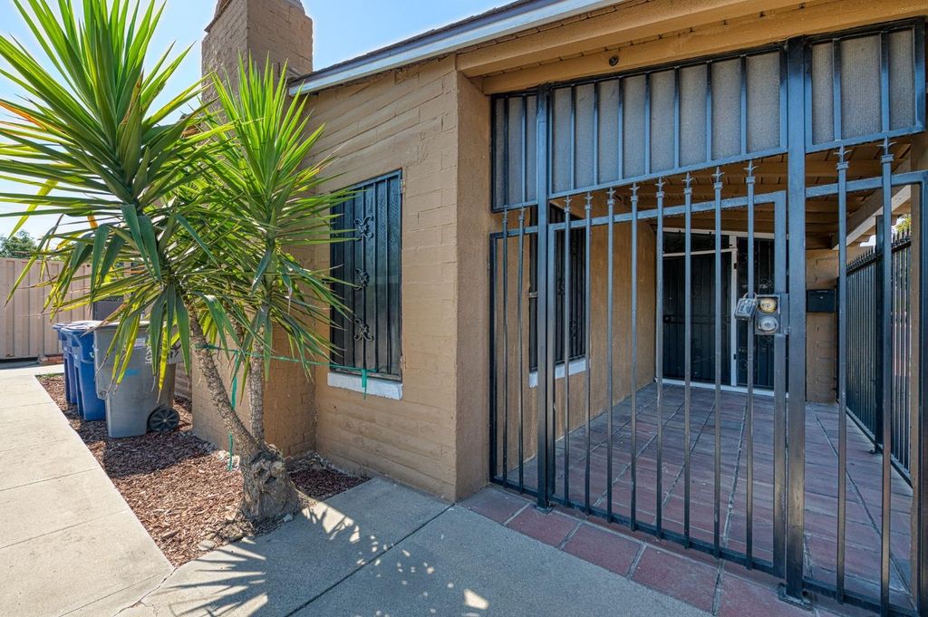 Image 4 of property listing at 332 E Shields Avenue, Fresno, CA 93704