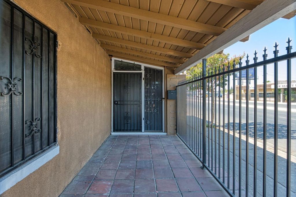 Image 5 of property listing at 332 E Shields Avenue, Fresno, CA 93704