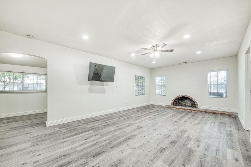 Image 8 of property listing at 332 E Shields Avenue, Fresno, CA 93704
