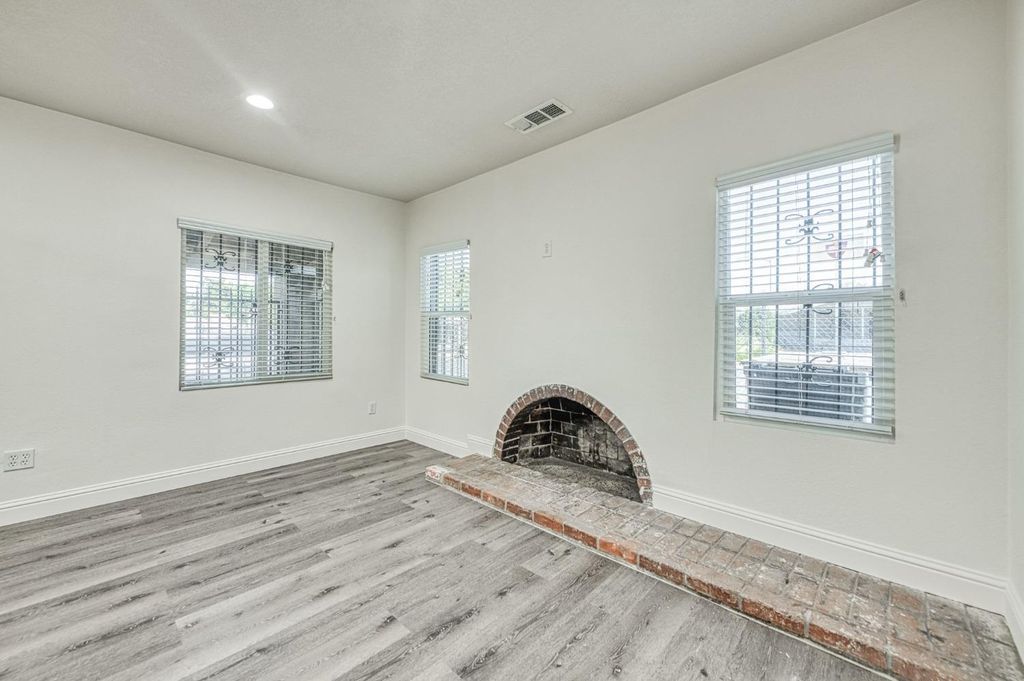 Image 9 of property listing at 332 E Shields Avenue, Fresno, CA 93704