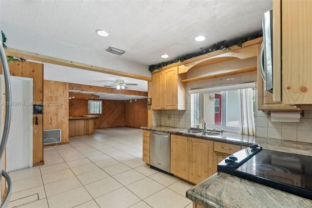 8310 SW 26th Pl, Davie, FL 33328