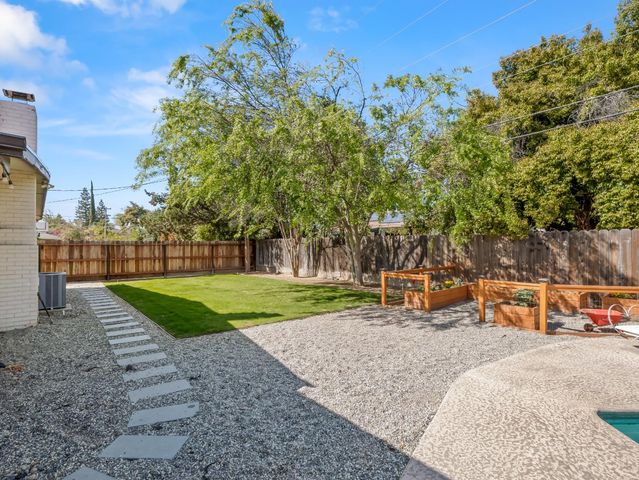 442 W Mesa Avenue, Fresno, CA 93704