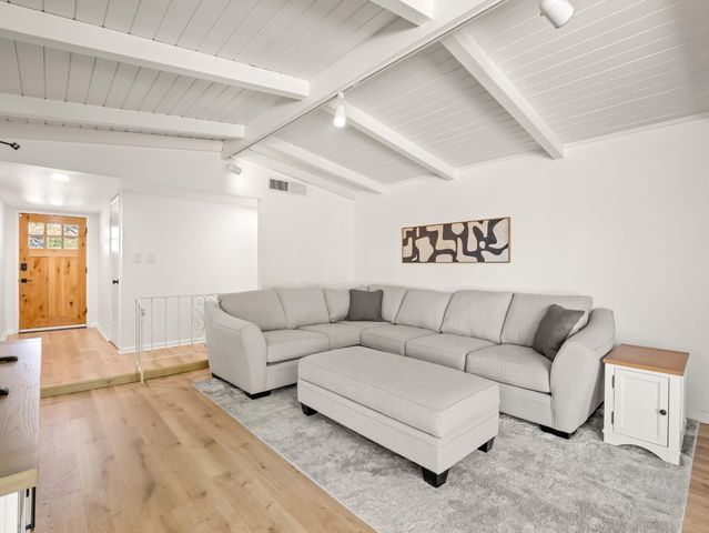 442 W Mesa Avenue, Fresno, CA 93704