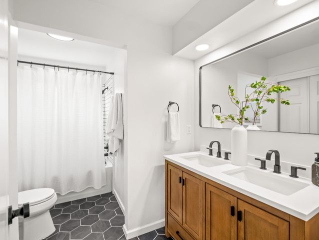 442 W Mesa Avenue, Fresno, CA 93704