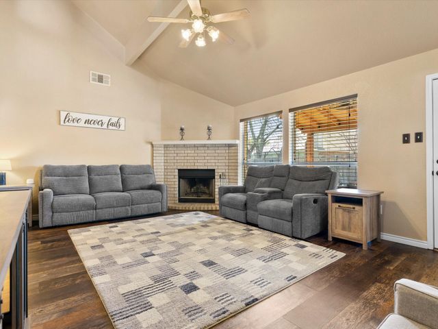 900 Fenway Lane, Saginaw, TX 76179