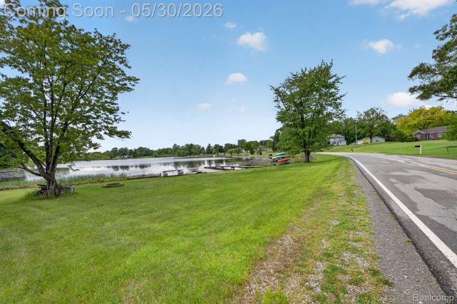 1280 Petts Road, Fenton Charter Township, MI 48430