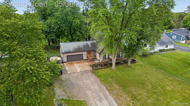 1280 Petts Road, Fenton Charter Township, MI 48430