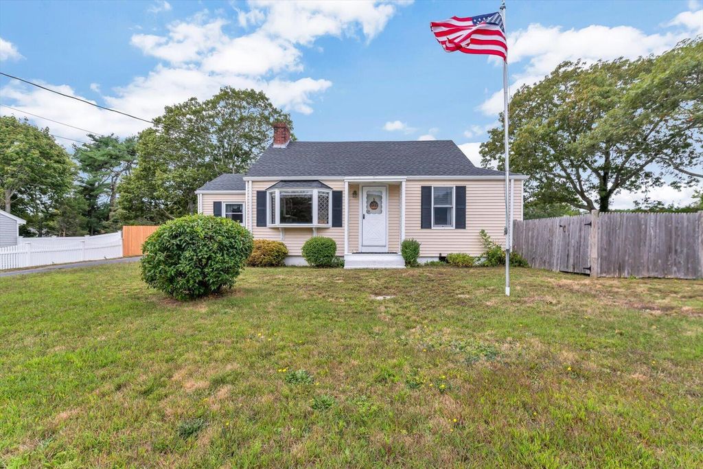 7 Queens Bay Lane, Buzzards Bay, MA 02532