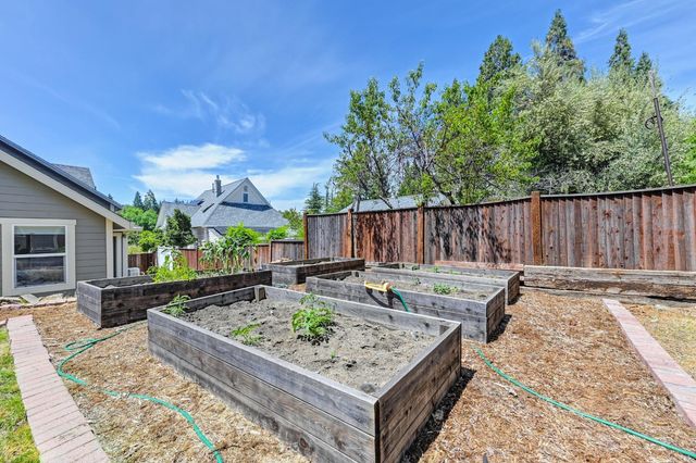 319 Pleasant St, Grass Valley, CA 95945