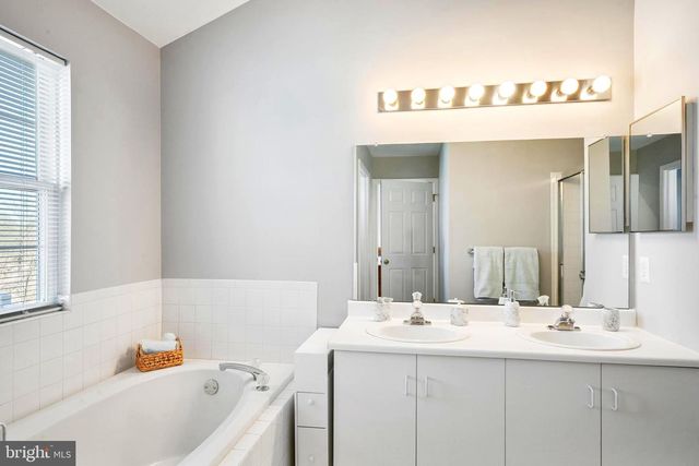 23 VOORHEES CT, Pennington, NJ 08534