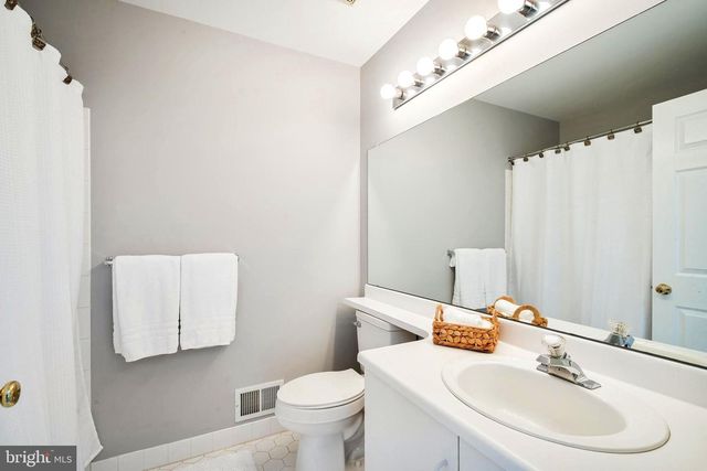 23 VOORHEES CT, Pennington, NJ 08534