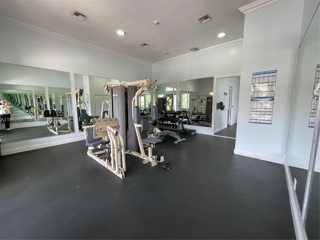9640 NW 2nd St 5-305, Pembroke Pines, FL 33024