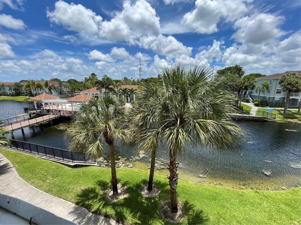 9640 NW 2nd St 5-305, Pembroke Pines, FL 33024