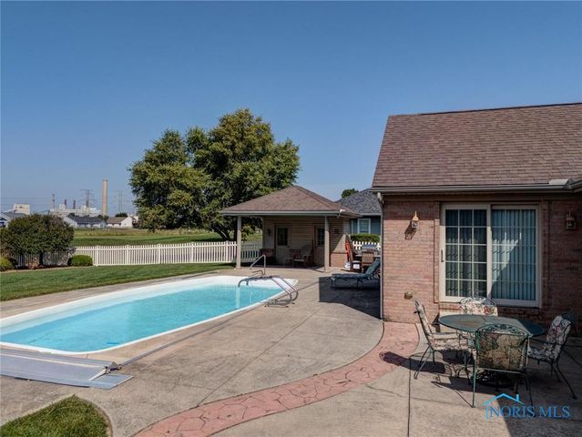 1633 Grand Bay Drive, Oregon, OH 43616