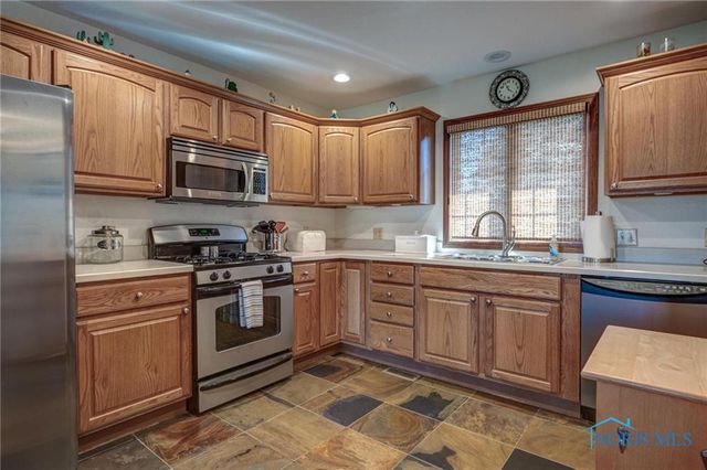 1633 Grand Bay Drive, Oregon, OH 43616