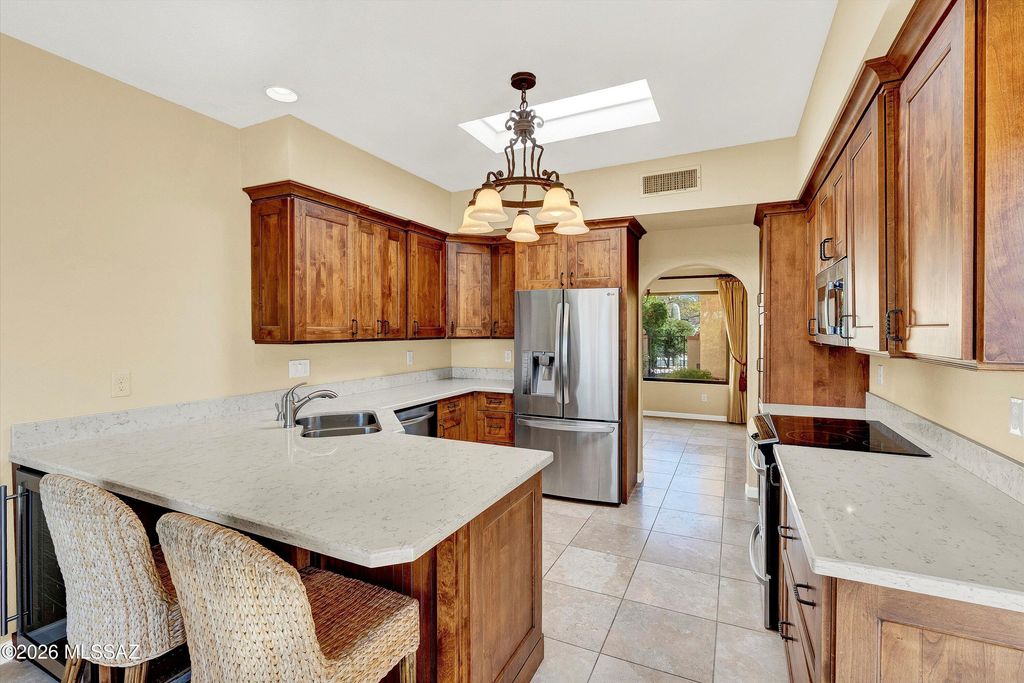 Image 16 of property listing at 1216 E Camino Diestro, Oro Valley, AZ 85704