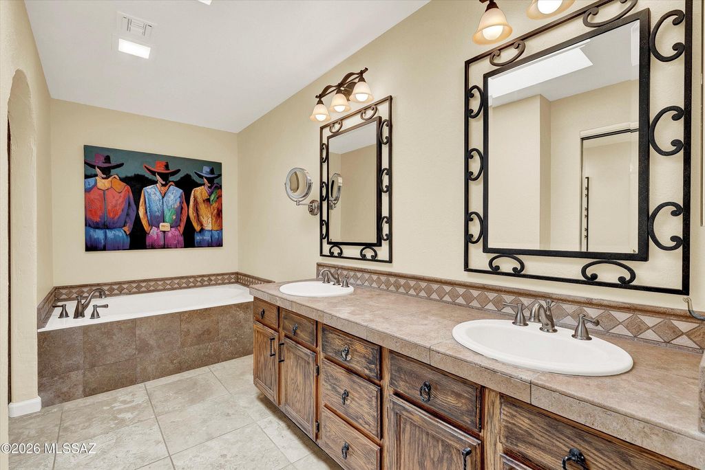 Image 23 of property listing at 1216 E Camino Diestro, Oro Valley, AZ 85704