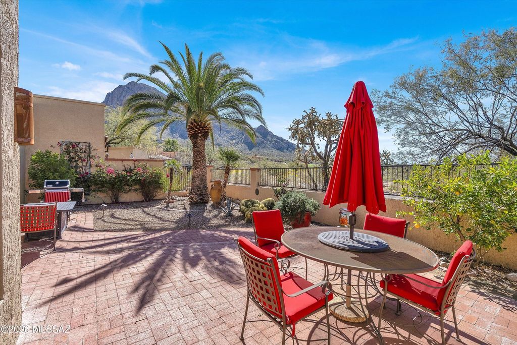 Image 31 of property listing at 1216 E Camino Diestro, Oro Valley, AZ 85704