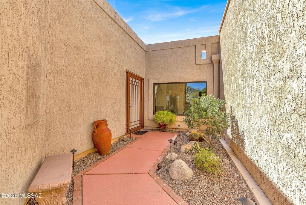 Image 5 of property listing at 1216 E Camino Diestro, Oro Valley, AZ 85704