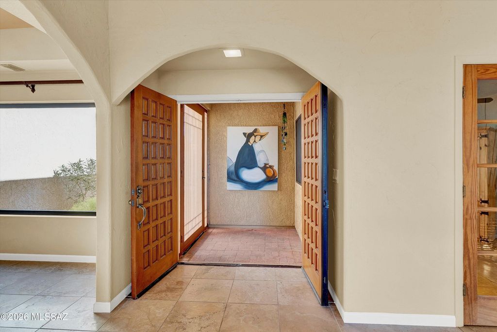 Image 6 of property listing at 1216 E Camino Diestro, Oro Valley, AZ 85704