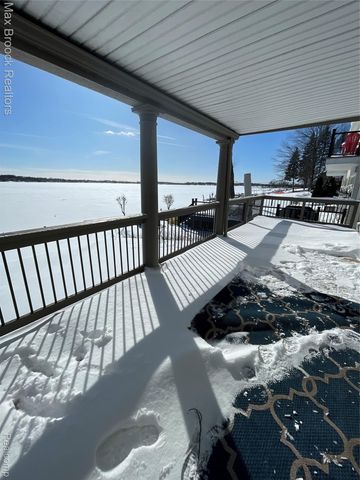 3717 Lake Front Street, Waterford Charter Township, MI 48328