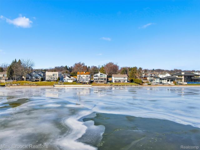 3717 Lake Front Street, Waterford Charter Township, MI 48328