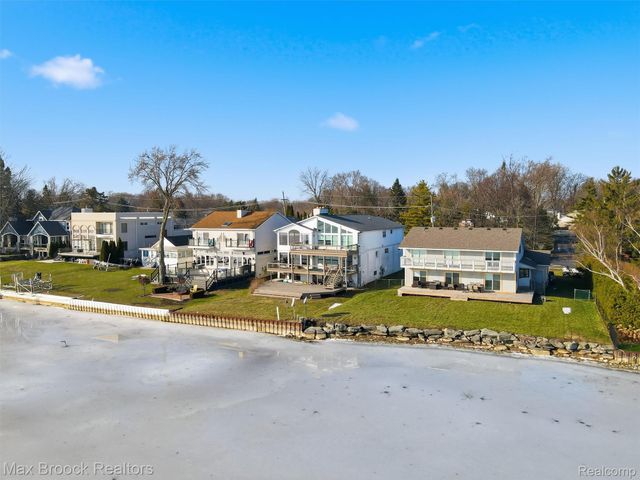 3717 Lake Front Street, Waterford Charter Township, MI 48328