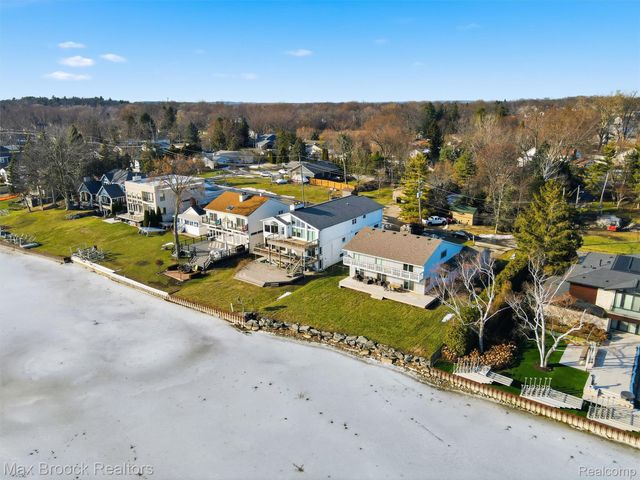 3717 Lake Front Street, Waterford Charter Township, MI 48328