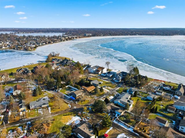 3717 Lake Front Street, Waterford Charter Township, MI 48328