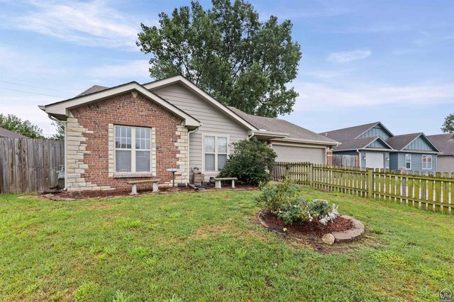 7102 SW Greenview DR, Topeka, KS 66619