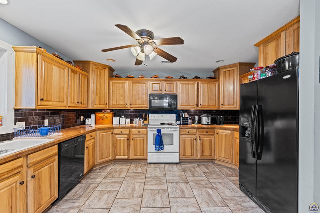 7102 SW Greenview DR, Topeka, KS 66619