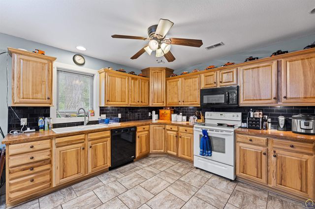 7102 SW Greenview DR, Topeka, KS 66619