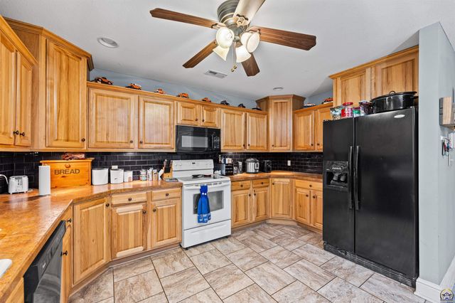 7102 SW Greenview DR, Topeka, KS 66619