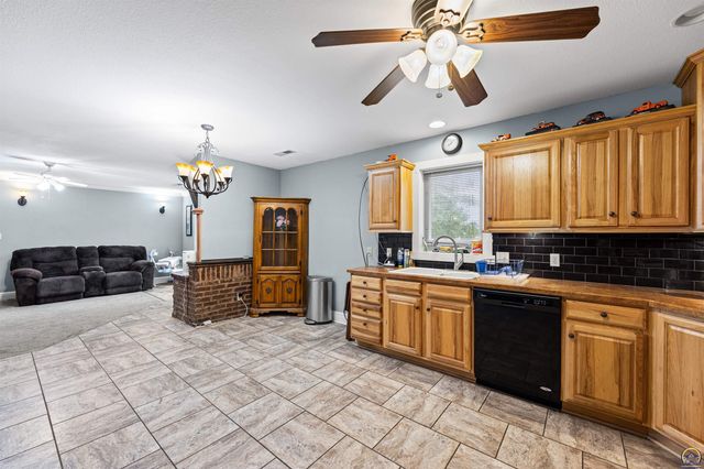 7102 SW Greenview DR, Topeka, KS 66619