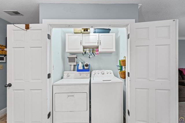 7102 SW Greenview DR, Topeka, KS 66619