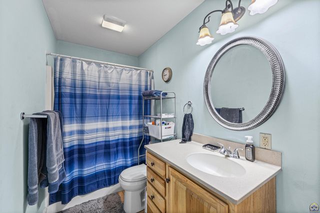 7102 SW Greenview DR, Topeka, KS 66619