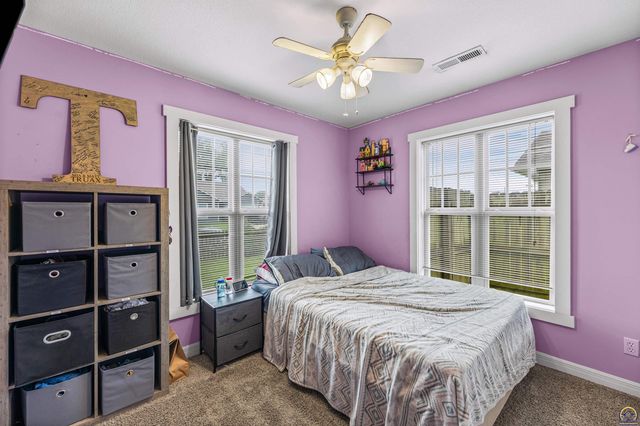 7102 SW Greenview DR, Topeka, KS 66619