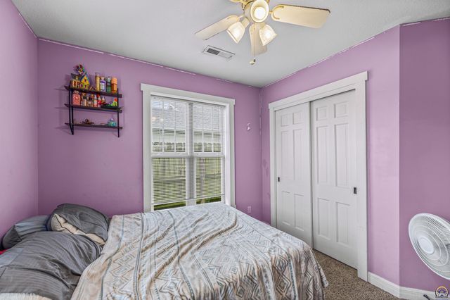 7102 SW Greenview DR, Topeka, KS 66619