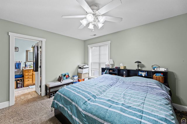 7102 SW Greenview DR, Topeka, KS 66619