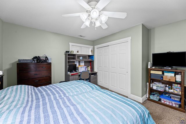 7102 SW Greenview DR, Topeka, KS 66619