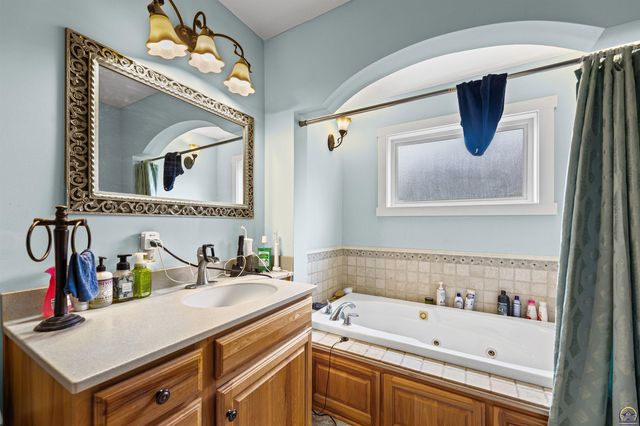 7102 SW Greenview DR, Topeka, KS 66619