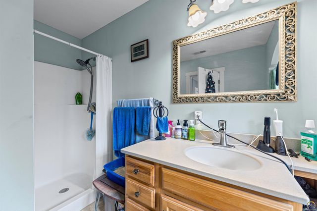 7102 SW Greenview DR, Topeka, KS 66619