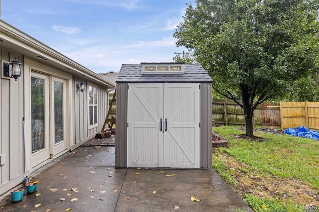 7102 SW Greenview DR, Topeka, KS 66619
