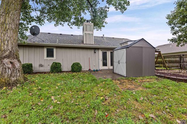 7102 SW Greenview DR, Topeka, KS 66619