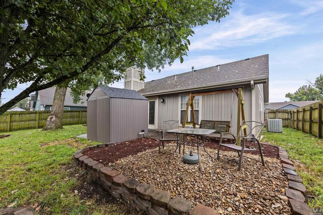 7102 SW Greenview DR, Topeka, KS 66619