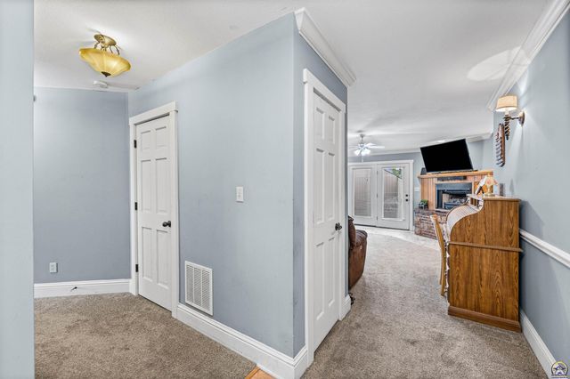 7102 SW Greenview DR, Topeka, KS 66619