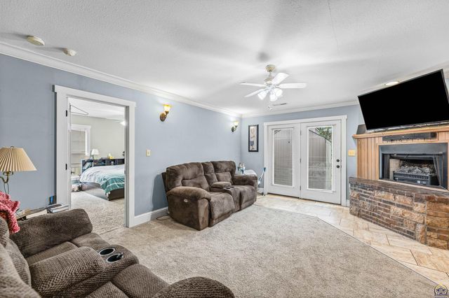 7102 SW Greenview DR, Topeka, KS 66619