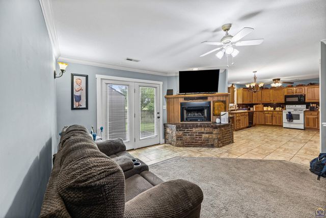 7102 SW Greenview DR, Topeka, KS 66619