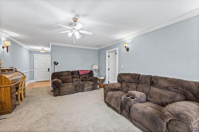 7102 SW Greenview DR, Topeka, KS 66619