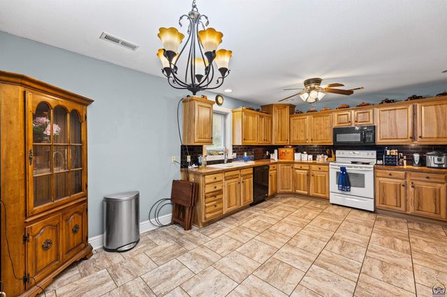 7102 SW Greenview DR, Topeka, KS 66619